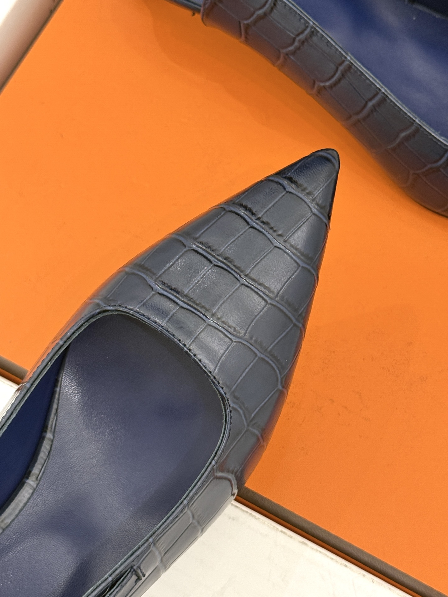 顶版 Hermès/爱马仕经典Kelly扣 鳄鱼纹后空猫跟凉鞋 鳄鱼纹压出哑光质感 经典Kelly扣锁着马术基因 后空剪