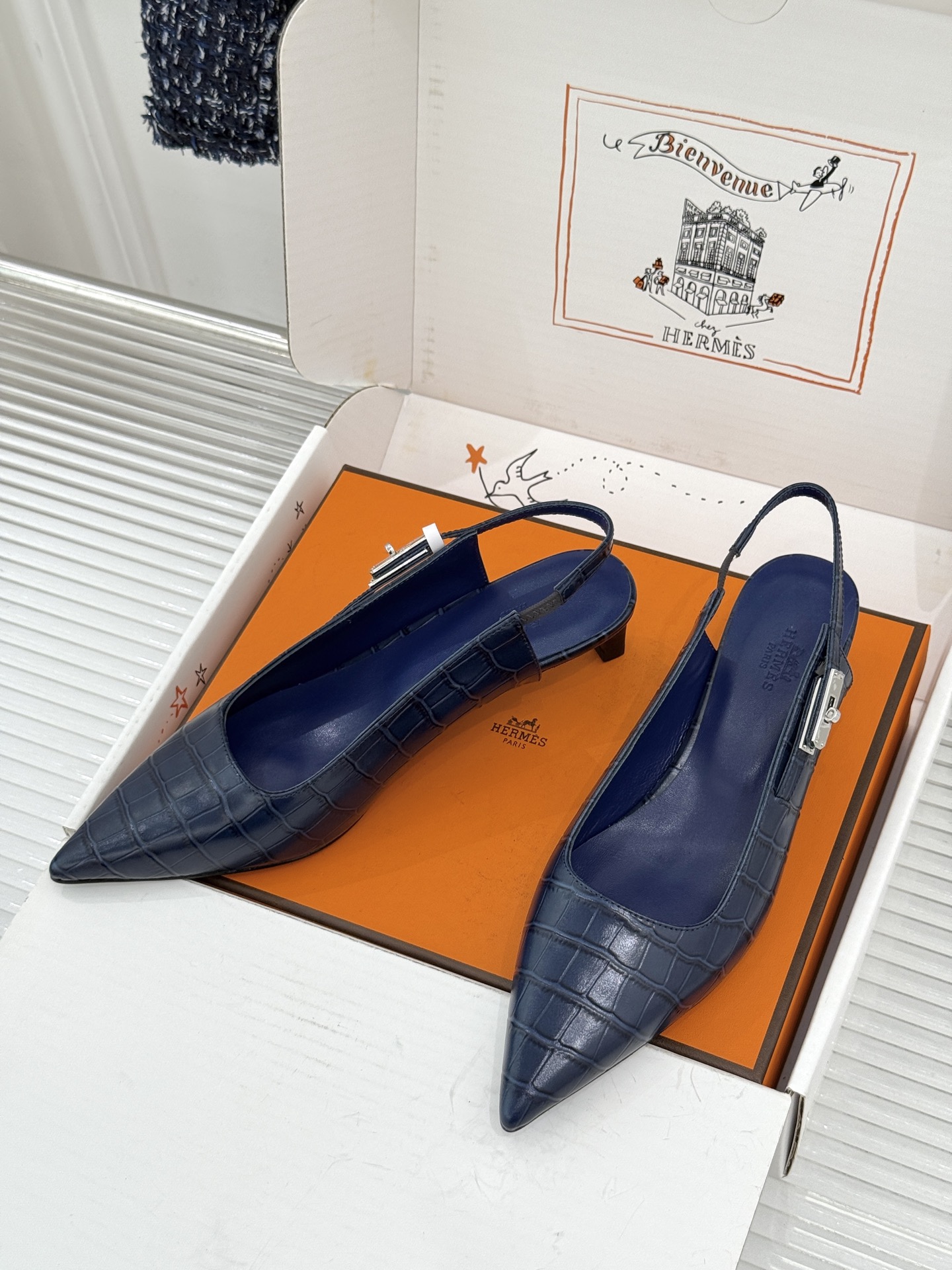 顶版 Hermès/爱马仕经典Kelly扣 鳄鱼纹后空猫跟凉鞋 鳄鱼纹压出哑光质感 经典Kelly扣锁着马术基因 后空剪