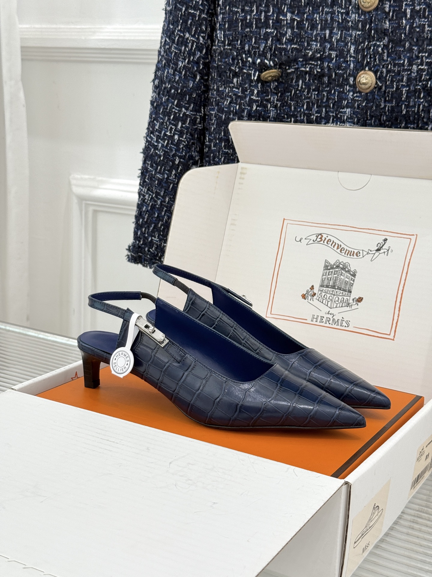 顶版 Hermès/爱马仕经典Kelly扣 鳄鱼纹后空猫跟凉鞋 鳄鱼纹压出哑光质感 经典Kelly扣锁着马术基因 后空剪 顶版 Hermès/爱马仕经典Kelly扣 鳄鱼纹后空猫跟凉鞋 鳄鱼纹压出哑光质感 经典Kelly扣锁着马术基因 后空剪