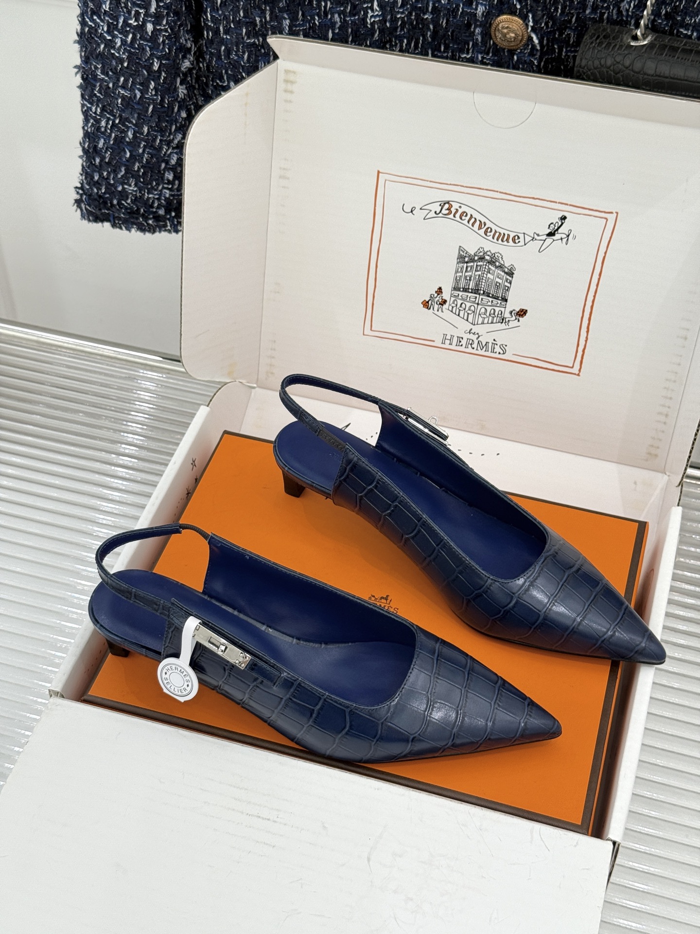 顶版 Hermès/爱马仕经典Kelly扣 鳄鱼纹后空猫跟凉鞋 鳄鱼纹压出哑光质感 经典Kelly扣锁着马术基因 后空剪