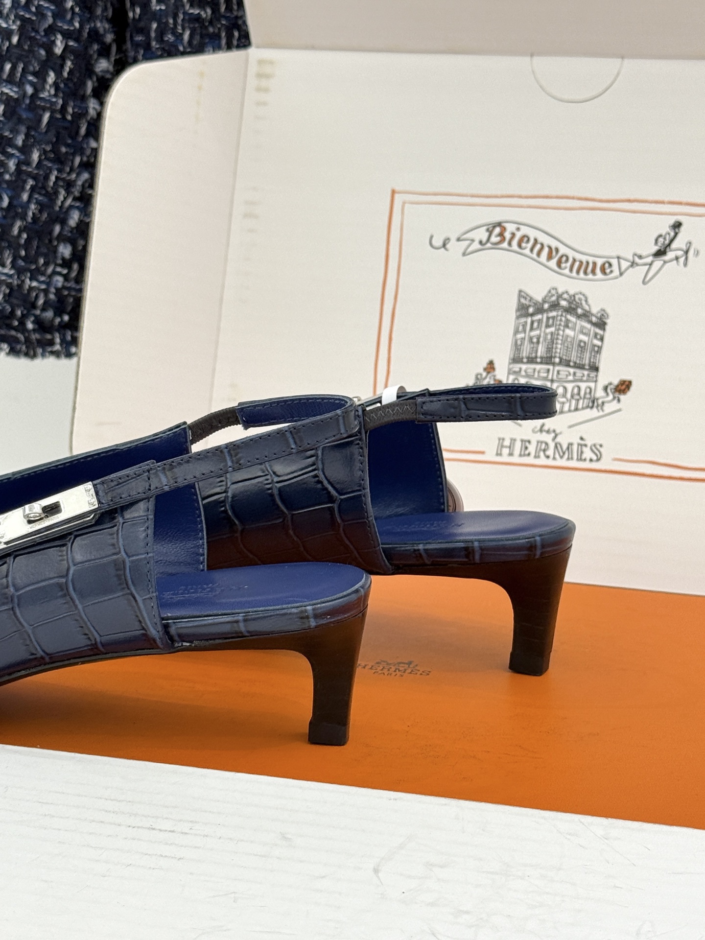 顶版 Hermès/爱马仕经典Kelly扣 鳄鱼纹后空猫跟凉鞋 鳄鱼纹压出哑光质感 经典Kelly扣锁着马术基因 后空剪