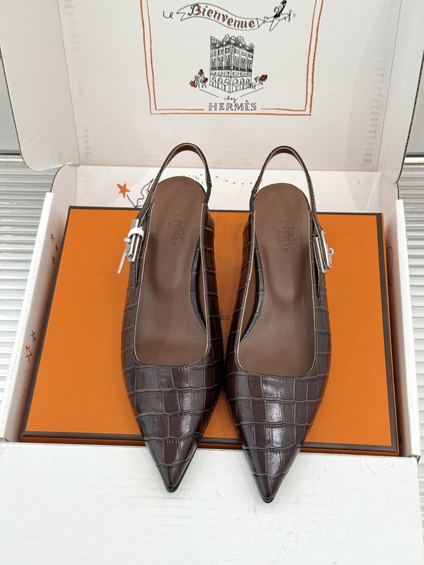 顶版 Hermès/爱马仕经典Kelly扣 鳄鱼纹后空猫跟凉鞋 鳄鱼纹压出哑光质感 经典Kelly扣锁着马术基因 后空剪 顶版 Hermès/爱马仕经典Kelly扣 鳄鱼纹后空猫跟凉鞋 鳄鱼纹压出哑光质感 经典Kelly扣锁着马术基因 后空剪