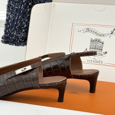 顶版 Hermès/爱马仕经典Kelly扣 鳄鱼纹后空猫跟凉鞋 鳄鱼纹压出哑光质感 经典Kelly扣锁着马术基因 后空剪 顶版 Hermès/爱马仕经典Kelly扣 鳄鱼纹后空猫跟凉鞋 鳄鱼纹压出哑光质感 经典Kelly扣锁着马术基因 后空剪