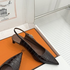 顶版 Hermès/爱马仕经典Kelly扣 鳄鱼纹后空猫跟凉鞋 鳄鱼纹压出哑光质感 经典Kelly扣锁着马术基因 后空剪 顶版 Hermès/爱马仕经典Kelly扣 鳄鱼纹后空猫跟凉鞋 鳄鱼纹压出哑光质感 经典Kelly扣锁着马术基因 后空剪