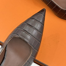 顶版 Hermès/爱马仕经典Kelly扣 鳄鱼纹后空猫跟凉鞋 鳄鱼纹压出哑光质感 经典Kelly扣锁着马术基因 后空剪 顶版 Hermès/爱马仕经典Kelly扣 鳄鱼纹后空猫跟凉鞋 鳄鱼纹压出哑光质感 经典Kelly扣锁着马术基因 后空剪