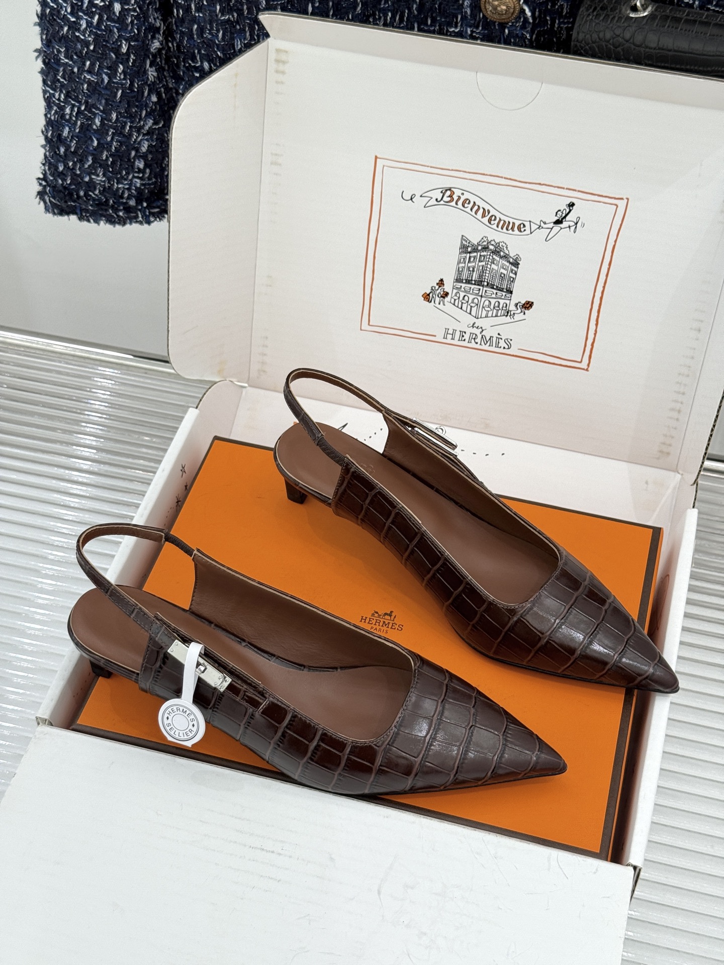 顶版 Hermès/爱马仕经典Kelly扣 鳄鱼纹后空猫跟凉鞋 鳄鱼纹压出哑光质感 经典Kelly扣锁着马术基因 后空剪 顶版 Hermès/爱马仕经典Kelly扣 鳄鱼纹后空猫跟凉鞋 鳄鱼纹压出哑光质感 经典Kelly扣锁着马术基因 后空剪