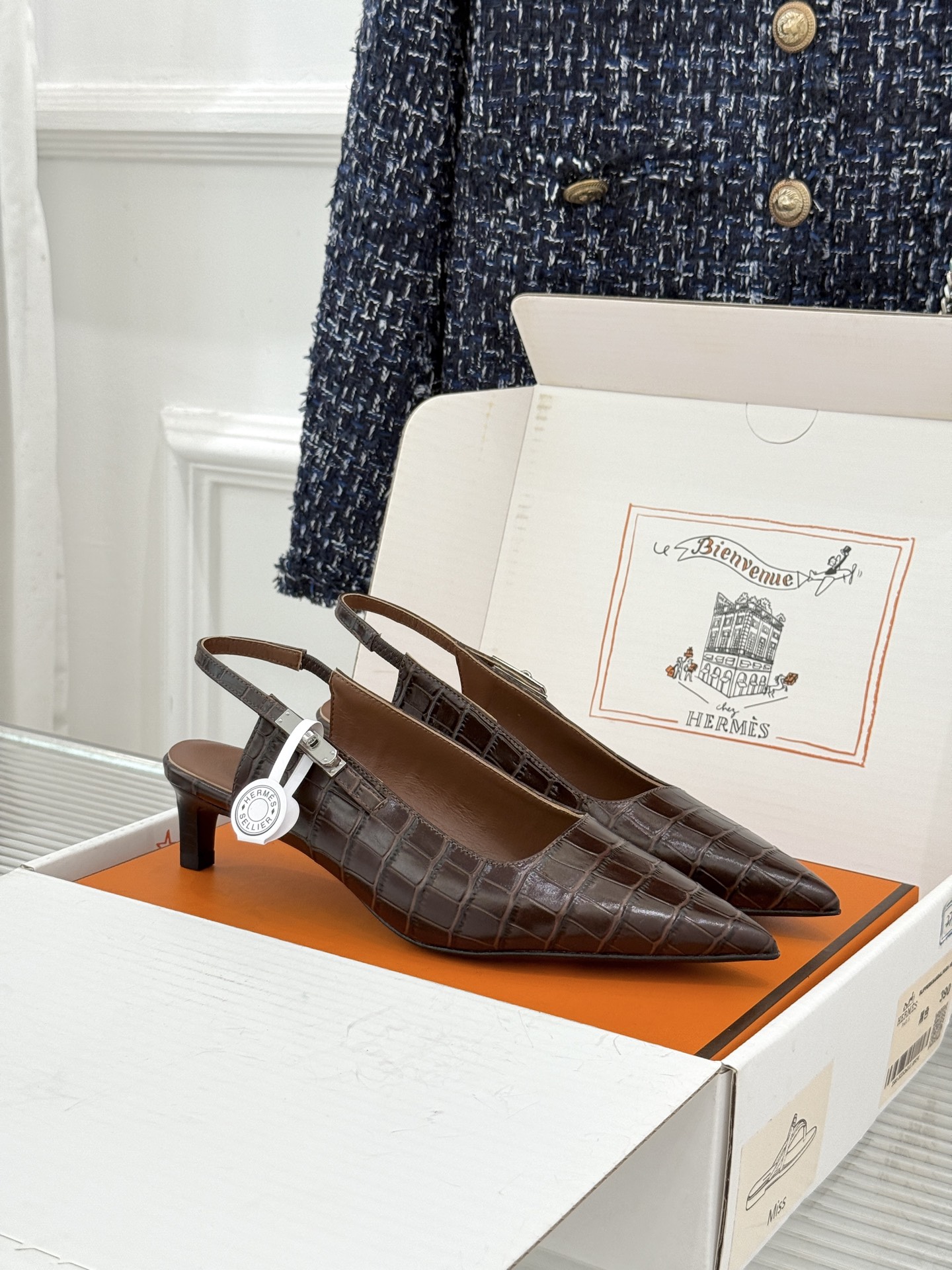 顶版 Hermès/爱马仕经典Kelly扣 鳄鱼纹后空猫跟凉鞋 鳄鱼纹压出哑光质感 经典Kelly扣锁着马术基因 后空剪 顶版 Hermès/爱马仕经典Kelly扣 鳄鱼纹后空猫跟凉鞋 鳄鱼纹压出哑光质感 经典Kelly扣锁着马术基因 后空剪