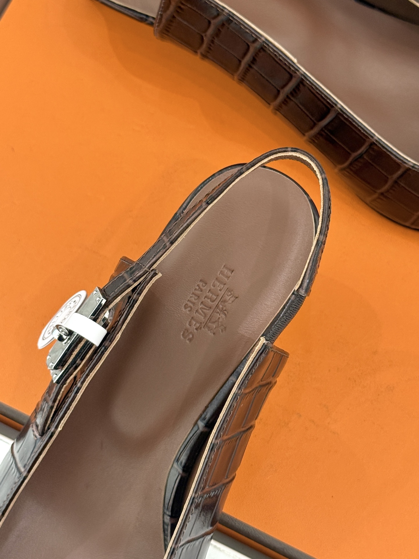 顶版 Hermès/爱马仕经典Kelly扣 鳄鱼纹后空猫跟凉鞋 鳄鱼纹压出哑光质感 经典Kelly扣锁着马术基因 后空剪 顶版 Hermès/爱马仕经典Kelly扣 鳄鱼纹后空猫跟凉鞋 鳄鱼纹压出哑光质感 经典Kelly扣锁着马术基因 后空剪
