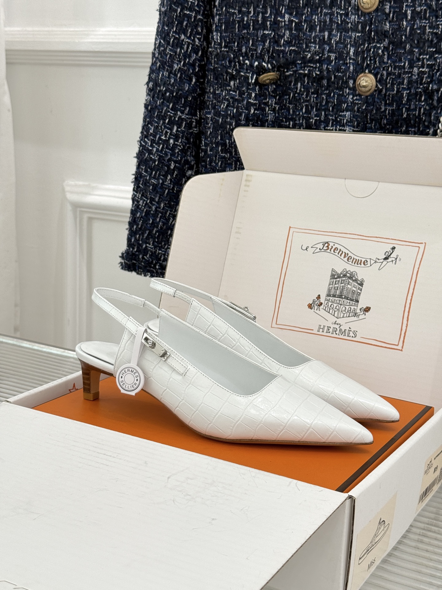 顶版 Hermès/爱马仕经典Kelly扣 鳄鱼纹后空猫跟凉鞋 鳄鱼纹压出哑光质感 经典Kelly扣锁着马术基因 后空剪 顶版 Hermès/爱马仕经典Kelly扣 鳄鱼纹后空猫跟凉鞋 鳄鱼纹压出哑光质感 经典Kelly扣锁着马术基因 后空剪