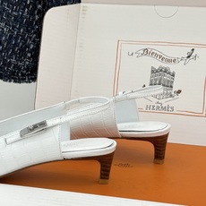顶版 Hermès/爱马仕经典Kelly扣 鳄鱼纹后空猫跟凉鞋 鳄鱼纹压出哑光质感 经典Kelly扣锁着马术基因 后空剪 顶版 Hermès/爱马仕经典Kelly扣 鳄鱼纹后空猫跟凉鞋 鳄鱼纹压出哑光质感 经典Kelly扣锁着马术基因 后空剪