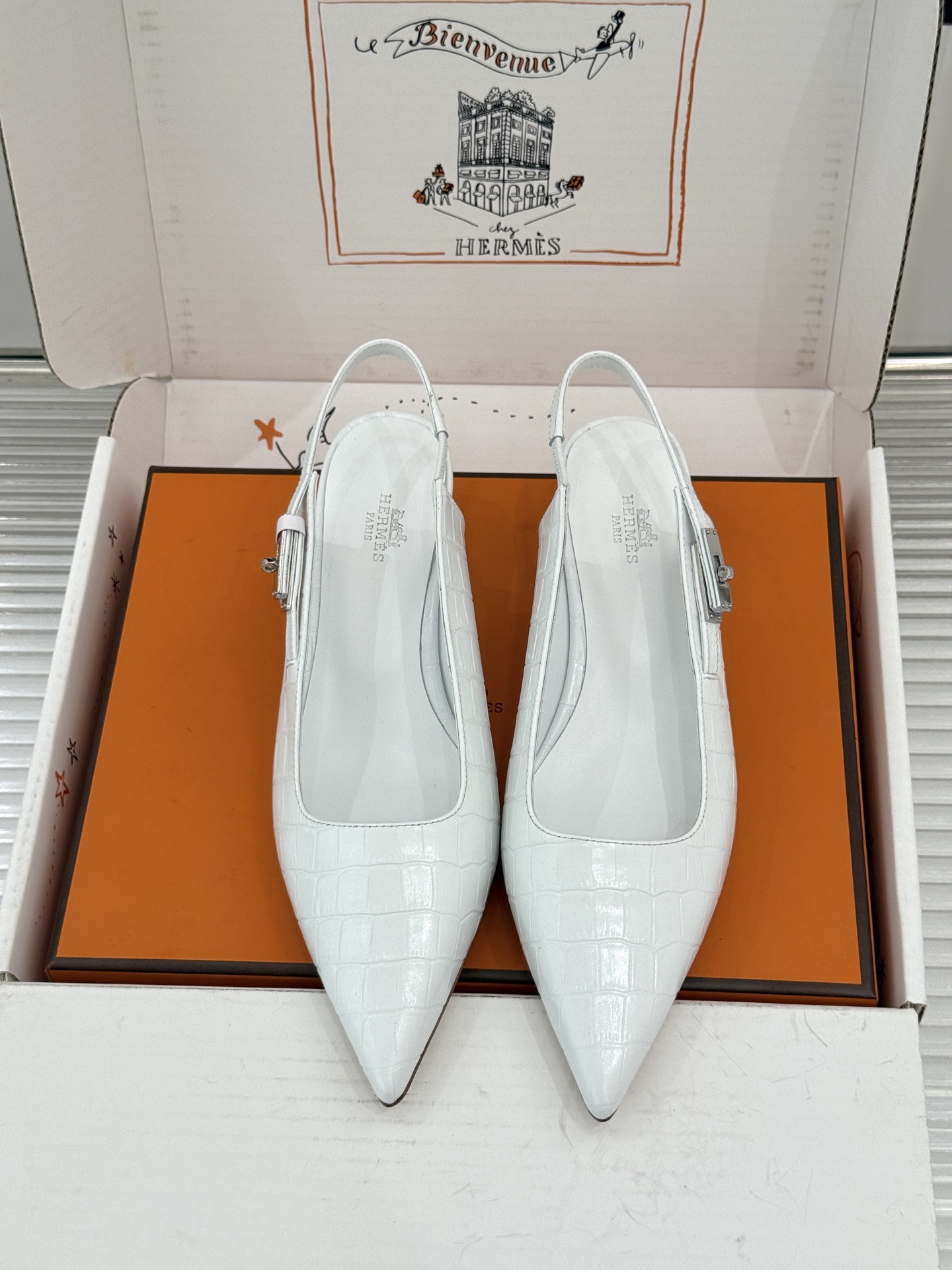 顶版 Hermès/爱马仕经典Kelly扣 鳄鱼纹后空猫跟凉鞋 鳄鱼纹压出哑光质感 经典Kelly扣锁着马术基因 后空剪 顶版 Hermès/爱马仕经典Kelly扣 鳄鱼纹后空猫跟凉鞋 鳄鱼纹压出哑光质感 经典Kelly扣锁着马术基因 后空剪
