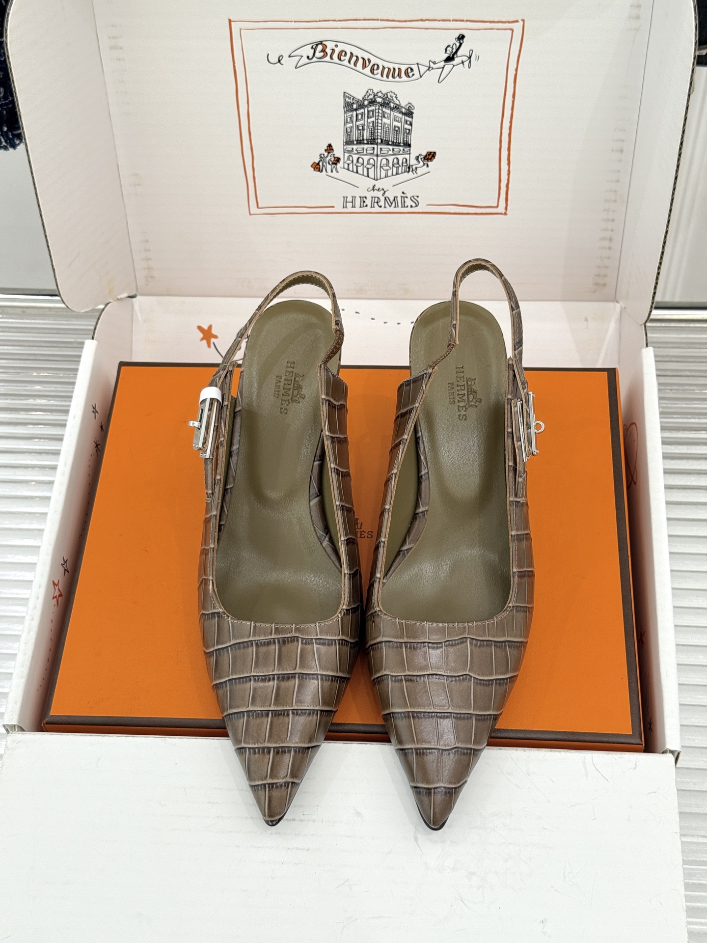 顶版 Hermès/爱马仕经典Kelly扣 鳄鱼纹后空猫跟凉鞋 鳄鱼纹压出哑光质感 经典Kelly扣锁着马术基因 后空剪 顶版 Hermès/爱马仕经典Kelly扣 鳄鱼纹后空猫跟凉鞋 鳄鱼纹压出哑光质感 经典Kelly扣锁着马术基因 后空剪