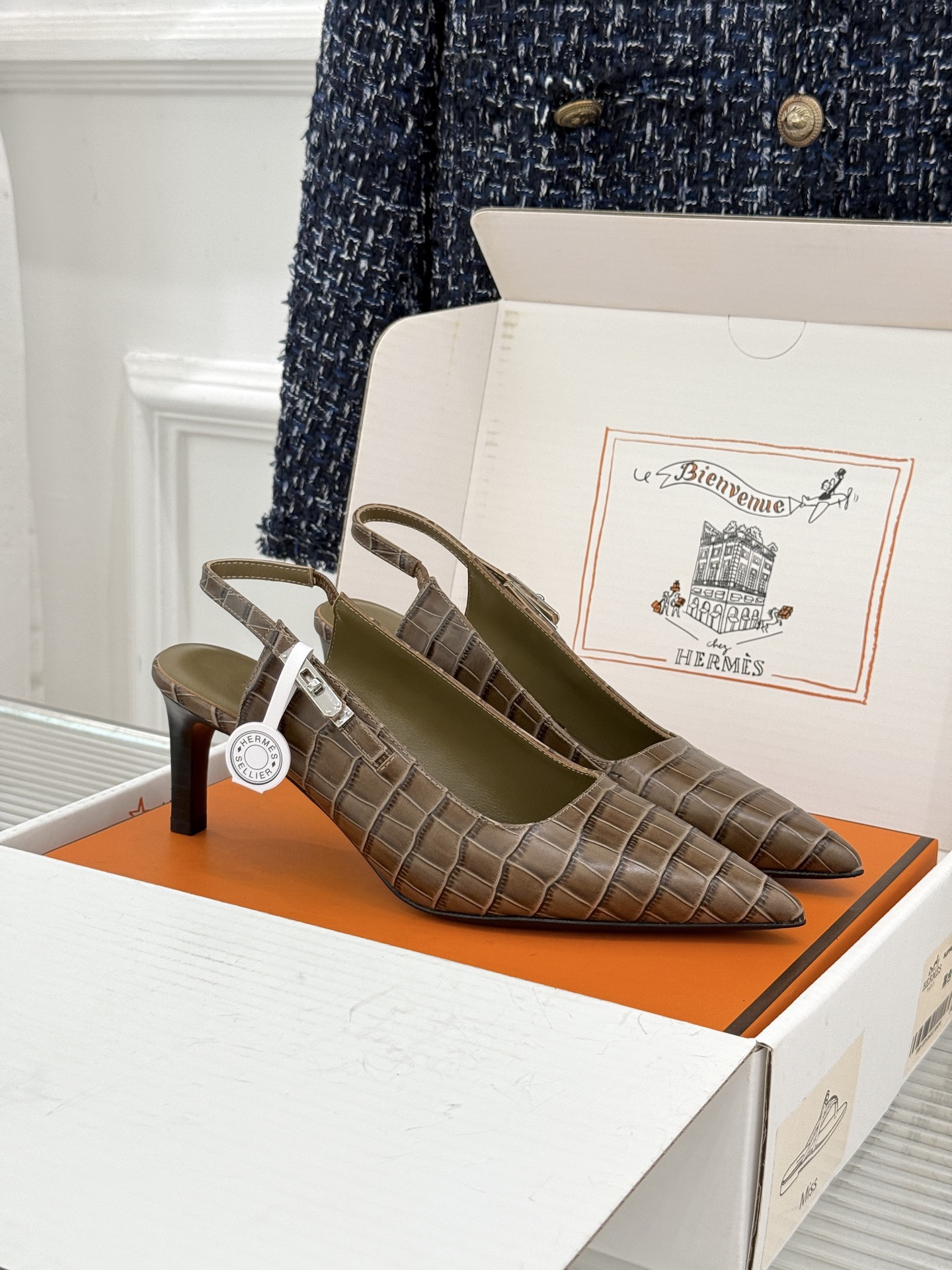 顶版 Hermès/爱马仕经典Kelly扣 鳄鱼纹后空猫跟凉鞋 鳄鱼纹压出哑光质感 经典Kelly扣锁着马术基因 后空剪 顶版 Hermès/爱马仕经典Kelly扣 鳄鱼纹后空猫跟凉鞋 鳄鱼纹压出哑光质感 经典Kelly扣锁着马术基因 后空剪