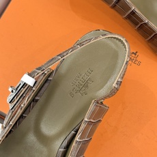 顶版 Hermès/爱马仕经典Kelly扣 鳄鱼纹后空猫跟凉鞋 鳄鱼纹压出哑光质感 经典Kelly扣锁着马术基因 后空剪 顶版 Hermès/爱马仕经典Kelly扣 鳄鱼纹后空猫跟凉鞋 鳄鱼纹压出哑光质感 经典Kelly扣锁着马术基因 后空剪