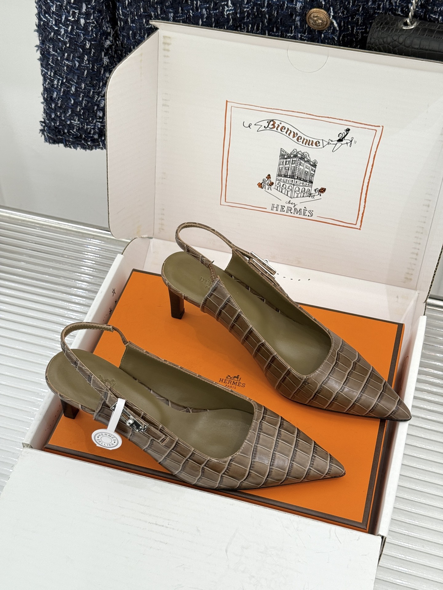 顶版 Hermès/爱马仕经典Kelly扣 鳄鱼纹后空猫跟凉鞋 鳄鱼纹压出哑光质感 经典Kelly扣锁着马术基因 后空剪 顶版 Hermès/爱马仕经典Kelly扣 鳄鱼纹后空猫跟凉鞋 鳄鱼纹压出哑光质感 经典Kelly扣锁着马术基因 后空剪