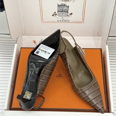 顶版 Hermès/爱马仕经典Kelly扣 鳄鱼纹后空猫跟凉鞋 鳄鱼纹压出哑光质感 经典Kelly扣锁着马术基因 后空剪 顶版 Hermès/爱马仕经典Kelly扣 鳄鱼纹后空猫跟凉鞋 鳄鱼纹压出哑光质感 经典Kelly扣锁着马术基因 后空剪