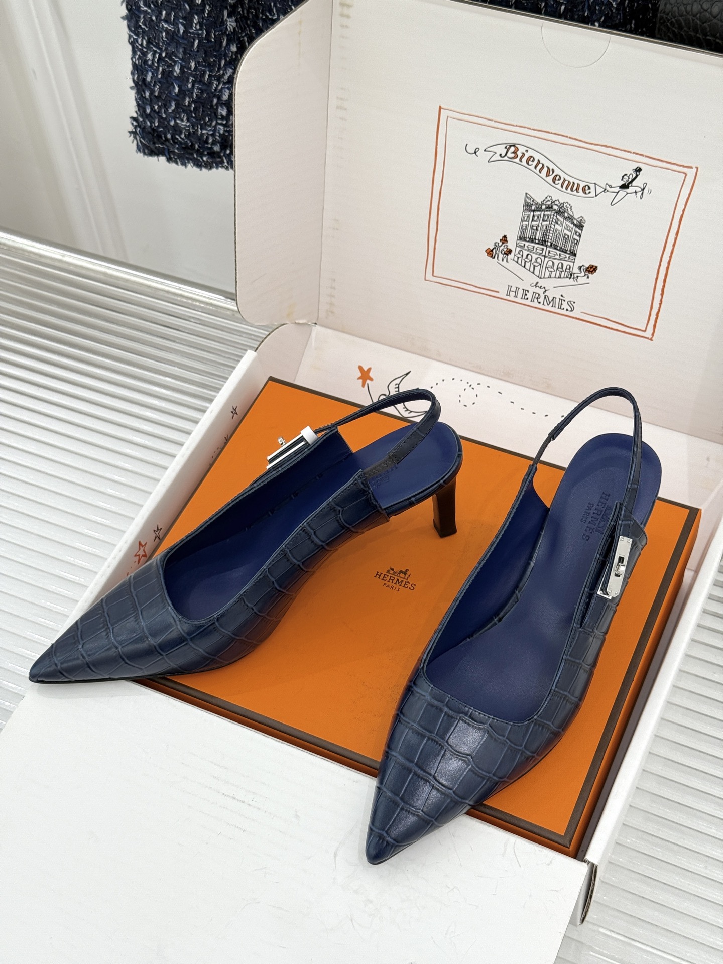 顶版 Hermès/爱马仕经典Kelly扣 鳄鱼纹后空猫跟凉鞋 鳄鱼纹压出哑光质感 经典Kelly扣锁着马术基因 后空剪 顶版 Hermès/爱马仕经典Kelly扣 鳄鱼纹后空猫跟凉鞋 鳄鱼纹压出哑光质感 经典Kelly扣锁着马术基因 后空剪