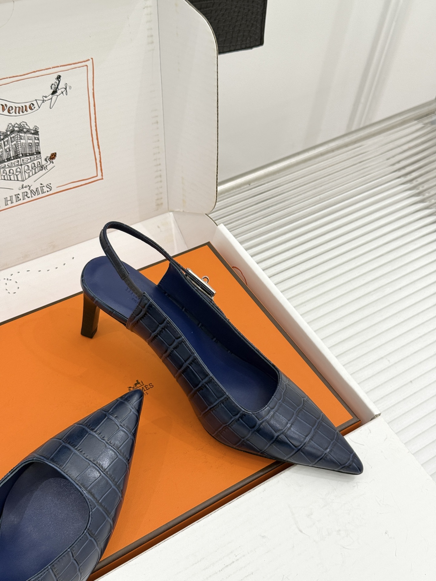 顶版 Hermès/爱马仕经典Kelly扣 鳄鱼纹后空猫跟凉鞋 鳄鱼纹压出哑光质感 经典Kelly扣锁着马术基因 后空剪 顶版 Hermès/爱马仕经典Kelly扣 鳄鱼纹后空猫跟凉鞋 鳄鱼纹压出哑光质感 经典Kelly扣锁着马术基因 后空剪