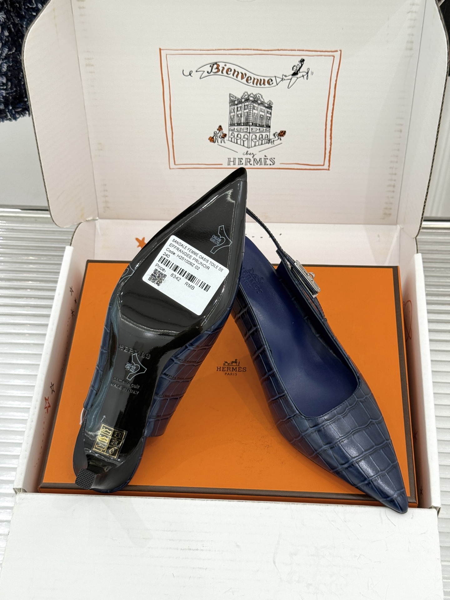 顶版 Hermès/爱马仕经典Kelly扣 鳄鱼纹后空猫跟凉鞋 鳄鱼纹压出哑光质感 经典Kelly扣锁着马术基因 后空剪 顶版 Hermès/爱马仕经典Kelly扣 鳄鱼纹后空猫跟凉鞋 鳄鱼纹压出哑光质感 经典Kelly扣锁着马术基因 后空剪