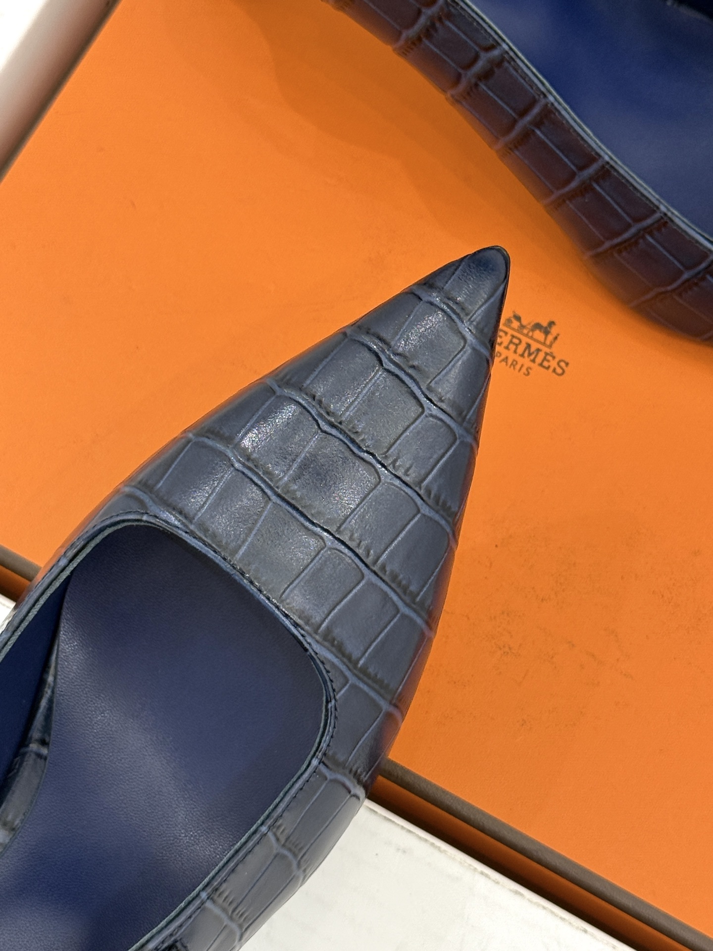 顶版 Hermès/爱马仕经典Kelly扣 鳄鱼纹后空猫跟凉鞋 鳄鱼纹压出哑光质感 经典Kelly扣锁着马术基因 后空剪 顶版 Hermès/爱马仕经典Kelly扣 鳄鱼纹后空猫跟凉鞋 鳄鱼纹压出哑光质感 经典Kelly扣锁着马术基因 后空剪