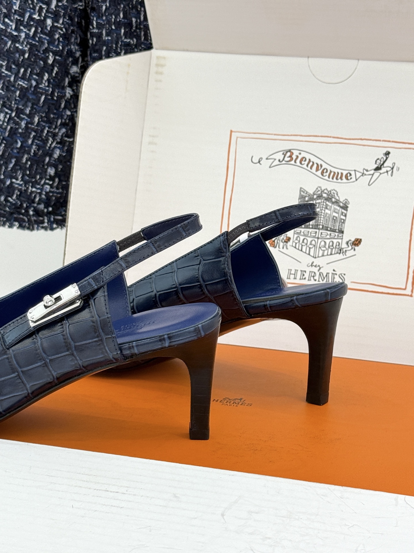 顶版 Hermès/爱马仕经典Kelly扣 鳄鱼纹后空猫跟凉鞋 鳄鱼纹压出哑光质感 经典Kelly扣锁着马术基因 后空剪 顶版 Hermès/爱马仕经典Kelly扣 鳄鱼纹后空猫跟凉鞋 鳄鱼纹压出哑光质感 经典Kelly扣锁着马术基因 后空剪