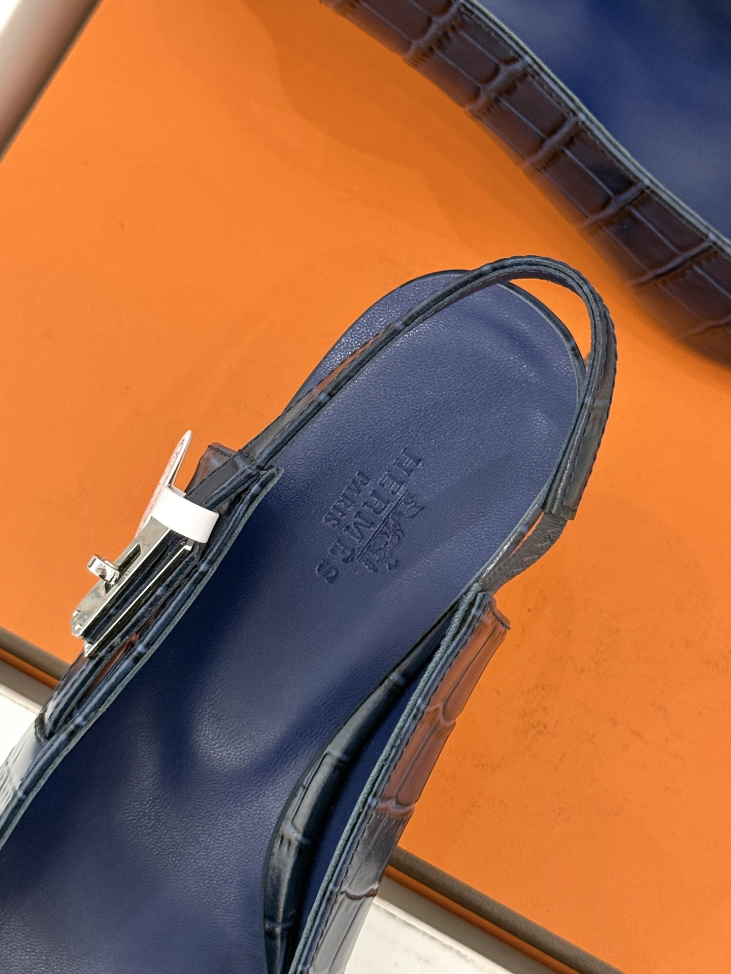 顶版 Hermès/爱马仕经典Kelly扣 鳄鱼纹后空猫跟凉鞋 鳄鱼纹压出哑光质感 经典Kelly扣锁着马术基因 后空剪 顶版 Hermès/爱马仕经典Kelly扣 鳄鱼纹后空猫跟凉鞋 鳄鱼纹压出哑光质感 经典Kelly扣锁着马术基因 后空剪