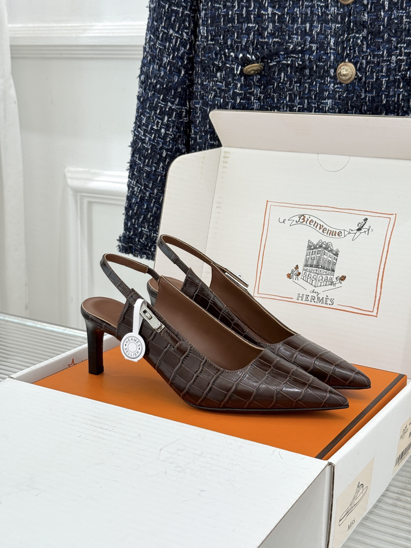 顶版 Hermès/爱马仕经典Kelly扣 鳄鱼纹后空猫跟凉鞋 鳄鱼纹压出哑光质感 经典Kelly扣锁着马术基因 后空剪 顶版 Hermès/爱马仕经典Kelly扣 鳄鱼纹后空猫跟凉鞋 鳄鱼纹压出哑光质感 经典Kelly扣锁着马术基因 后空剪