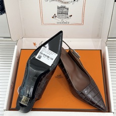 顶版 Hermès/爱马仕经典Kelly扣 鳄鱼纹后空猫跟凉鞋 鳄鱼纹压出哑光质感 经典Kelly扣锁着马术基因 后空剪 顶版 Hermès/爱马仕经典Kelly扣 鳄鱼纹后空猫跟凉鞋 鳄鱼纹压出哑光质感 经典Kelly扣锁着马术基因 后空剪