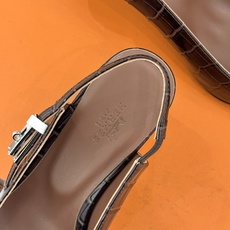 顶版 Hermès/爱马仕经典Kelly扣 鳄鱼纹后空猫跟凉鞋 鳄鱼纹压出哑光质感 经典Kelly扣锁着马术基因 后空剪 顶版 Hermès/爱马仕经典Kelly扣 鳄鱼纹后空猫跟凉鞋 鳄鱼纹压出哑光质感 经典Kelly扣锁着马术基因 后空剪