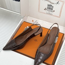 顶版 Hermès/爱马仕经典Kelly扣 鳄鱼纹后空猫跟凉鞋 鳄鱼纹压出哑光质感 经典Kelly扣锁着马术基因 后空剪 顶版 Hermès/爱马仕经典Kelly扣 鳄鱼纹后空猫跟凉鞋 鳄鱼纹压出哑光质感 经典Kelly扣锁着马术基因 后空剪