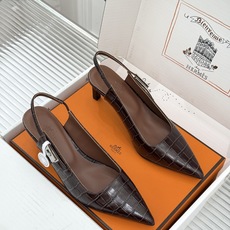 顶版 Hermès/爱马仕经典Kelly扣 鳄鱼纹后空猫跟凉鞋 鳄鱼纹压出哑光质感 经典Kelly扣锁着马术基因 后空剪 顶版 Hermès/爱马仕经典Kelly扣 鳄鱼纹后空猫跟凉鞋 鳄鱼纹压出哑光质感 经典Kelly扣锁着马术基因 后空剪