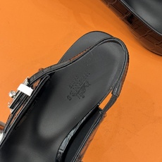 顶版 Hermès/爱马仕经典Kelly扣 鳄鱼纹后空猫跟凉鞋 鳄鱼纹压出哑光质感 经典Kelly扣锁着马术基因 后空剪 顶版 Hermès/爱马仕经典Kelly扣 鳄鱼纹后空猫跟凉鞋 鳄鱼纹压出哑光质感 经典Kelly扣锁着马术基因 后空剪