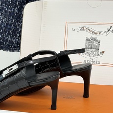 顶版 Hermès/爱马仕经典Kelly扣 鳄鱼纹后空猫跟凉鞋 鳄鱼纹压出哑光质感 经典Kelly扣锁着马术基因 后空剪 顶版 Hermès/爱马仕经典Kelly扣 鳄鱼纹后空猫跟凉鞋 鳄鱼纹压出哑光质感 经典Kelly扣锁着马术基因 后空剪