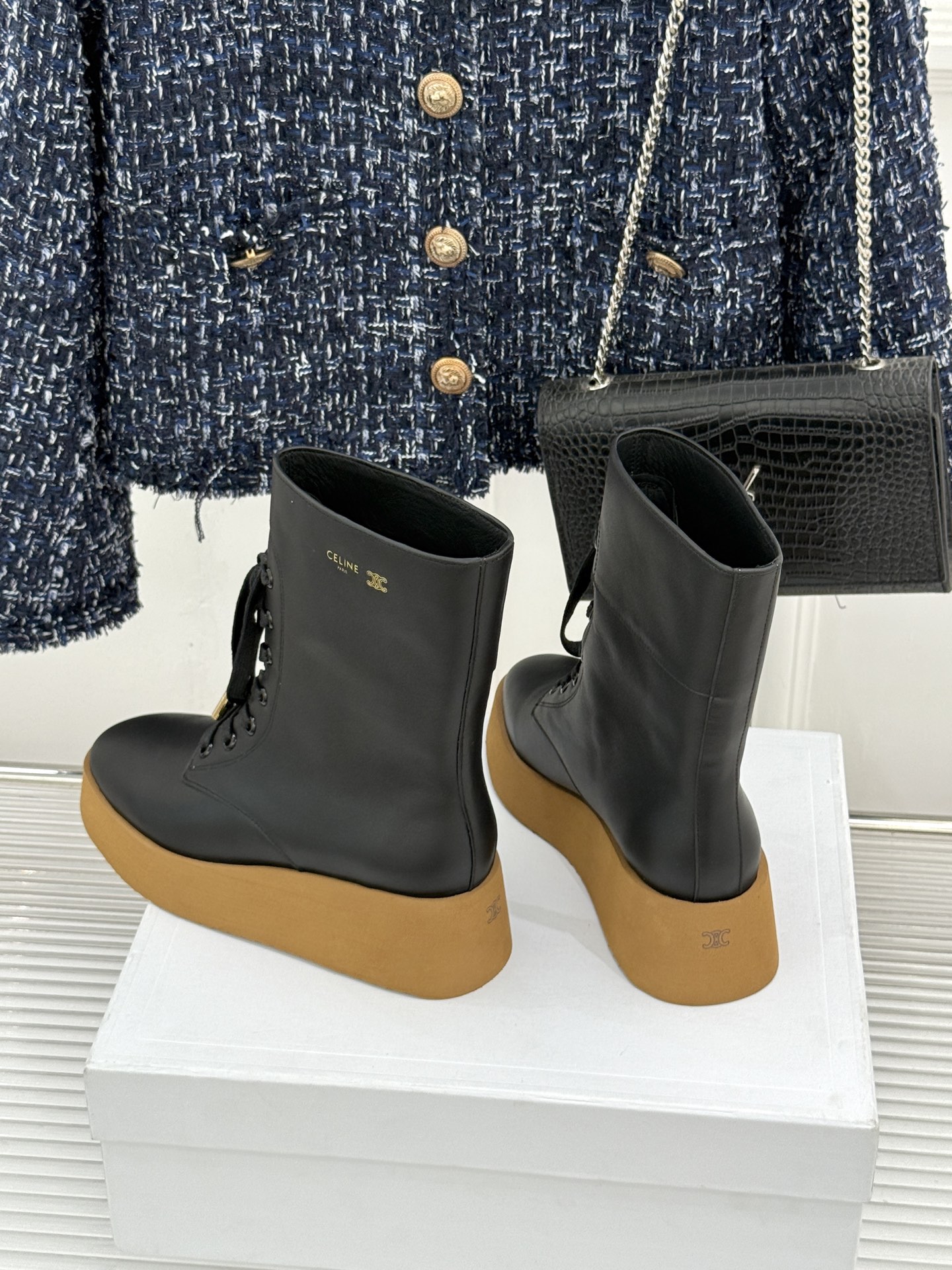 Celine /塞琳26WF新品 复古厚底马丁靴短靴 凯旋门暗纹锁着酷感 厚底悄悄拉长腿线 系带束出利落脚踝线条 橡胶齿