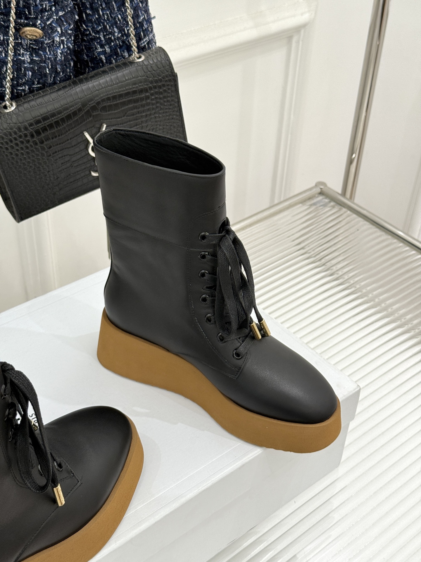 Celine /塞琳26WF新品 复古厚底马丁靴短靴 凯旋门暗纹锁着酷感 厚底悄悄拉长腿线 系带束出利落脚踝线条 橡胶齿