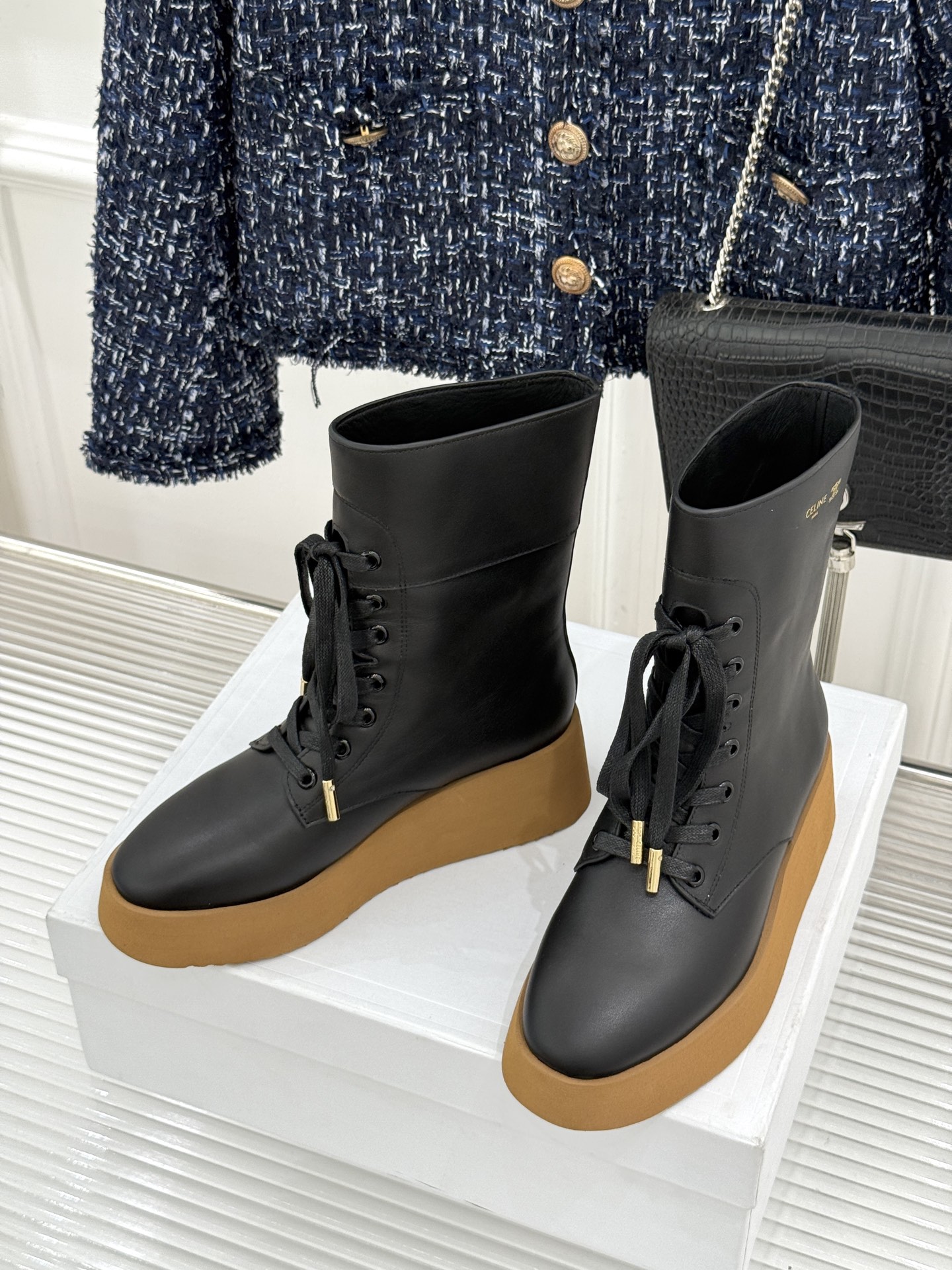 Celine /塞琳26WF新品 复古厚底马丁靴短靴 凯旋门暗纹锁着酷感 厚底悄悄拉长腿线 系带束出利落脚踝线条 橡胶齿