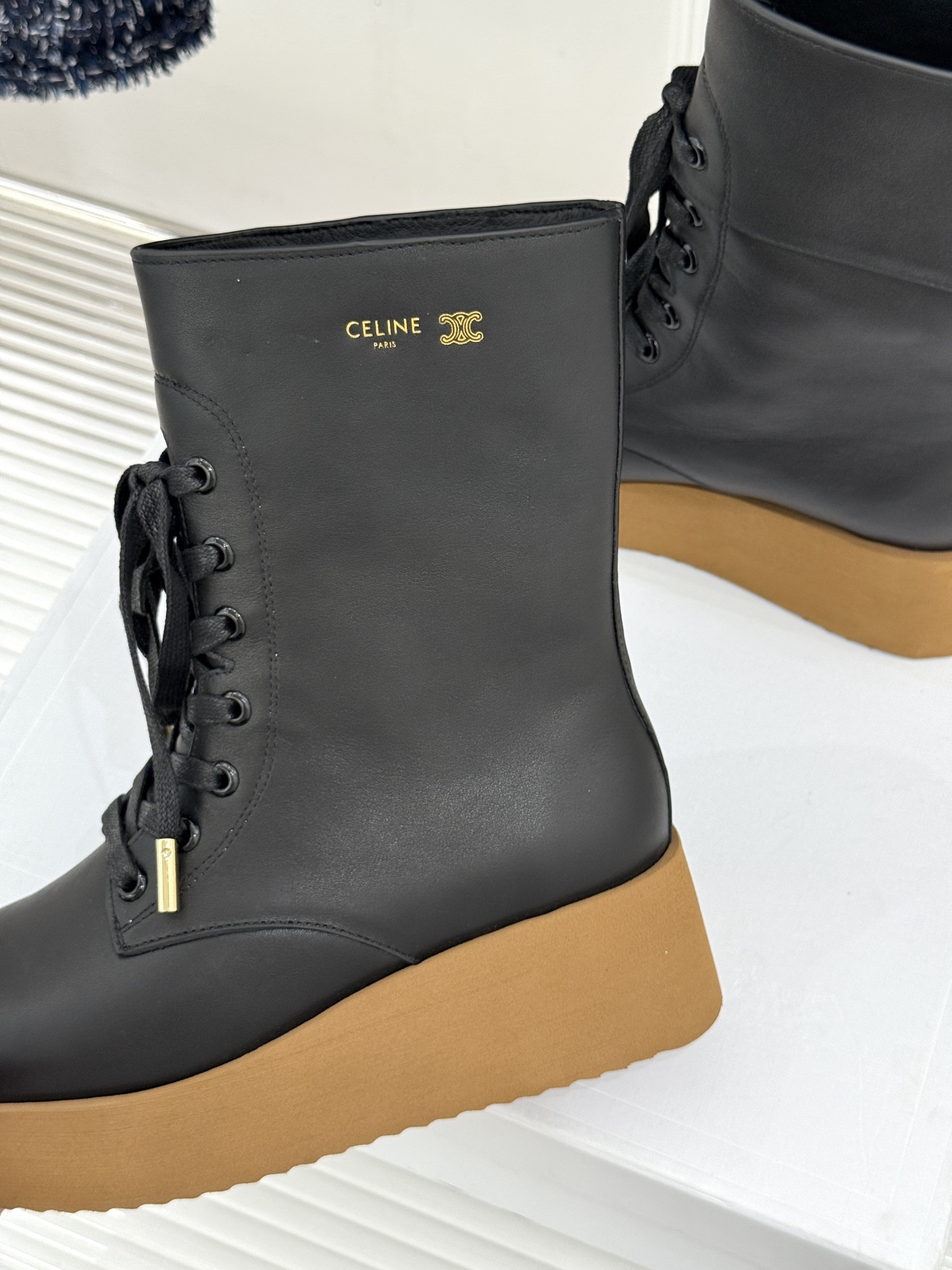 Celine /塞琳26WF新品 复古厚底马丁靴短靴 凯旋门暗纹锁着酷感 厚底悄悄拉长腿线 系带束出利落脚踝线条 橡胶齿