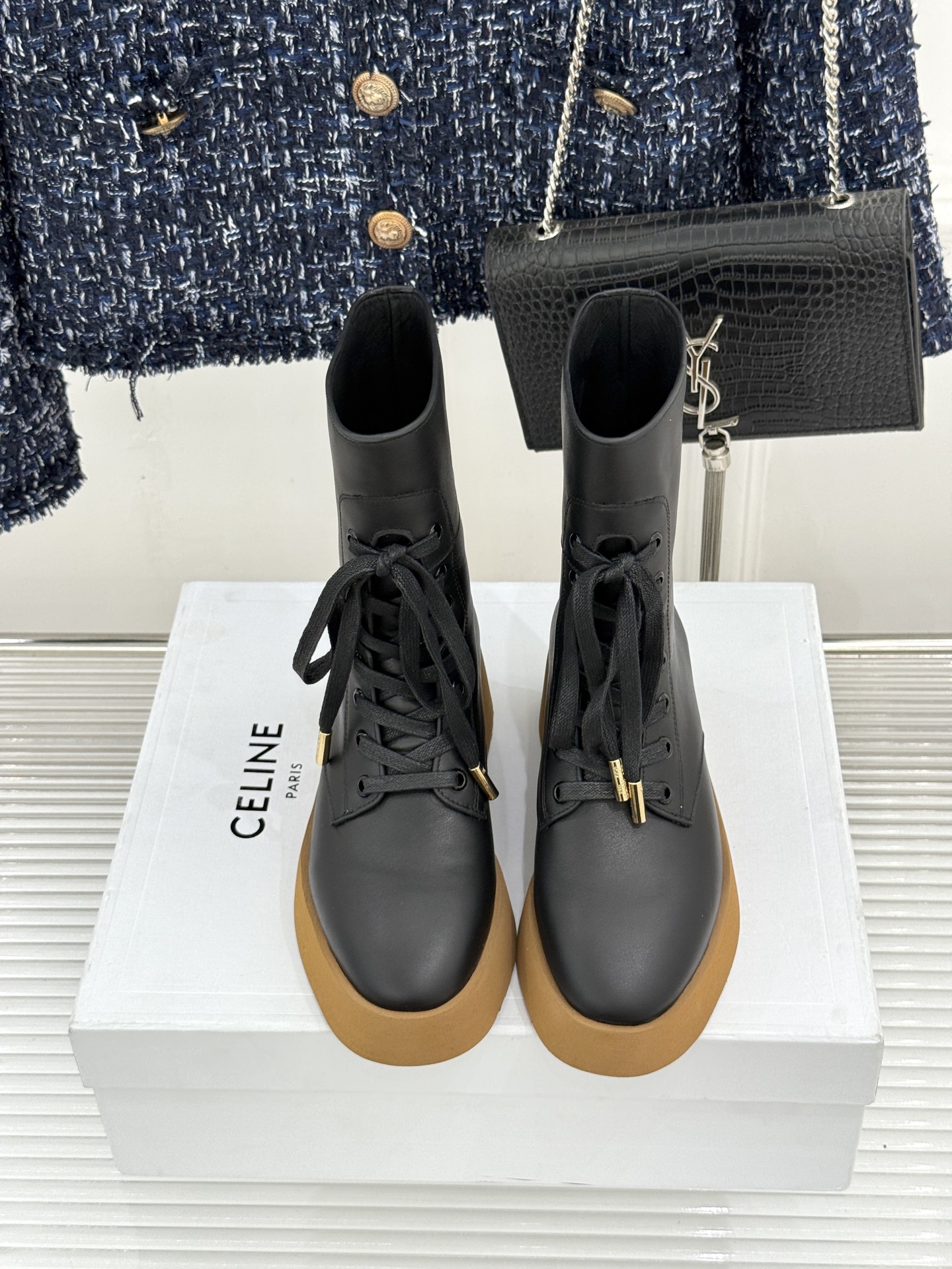 Celine /塞琳26WF新品 复古厚底马丁靴短靴 凯旋门暗纹锁着酷感 厚底悄悄拉长腿线 系带束出利落脚踝线条 橡胶齿