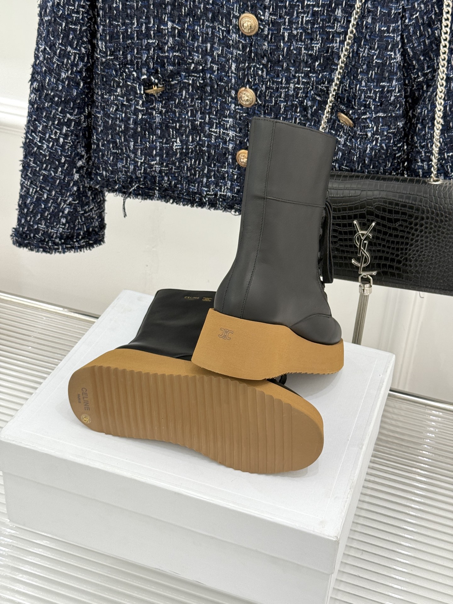 Celine /塞琳26WF新品 复古厚底马丁靴短靴 凯旋门暗纹锁着酷感 厚底悄悄拉长腿线 系带束出利落脚踝线条 橡胶齿