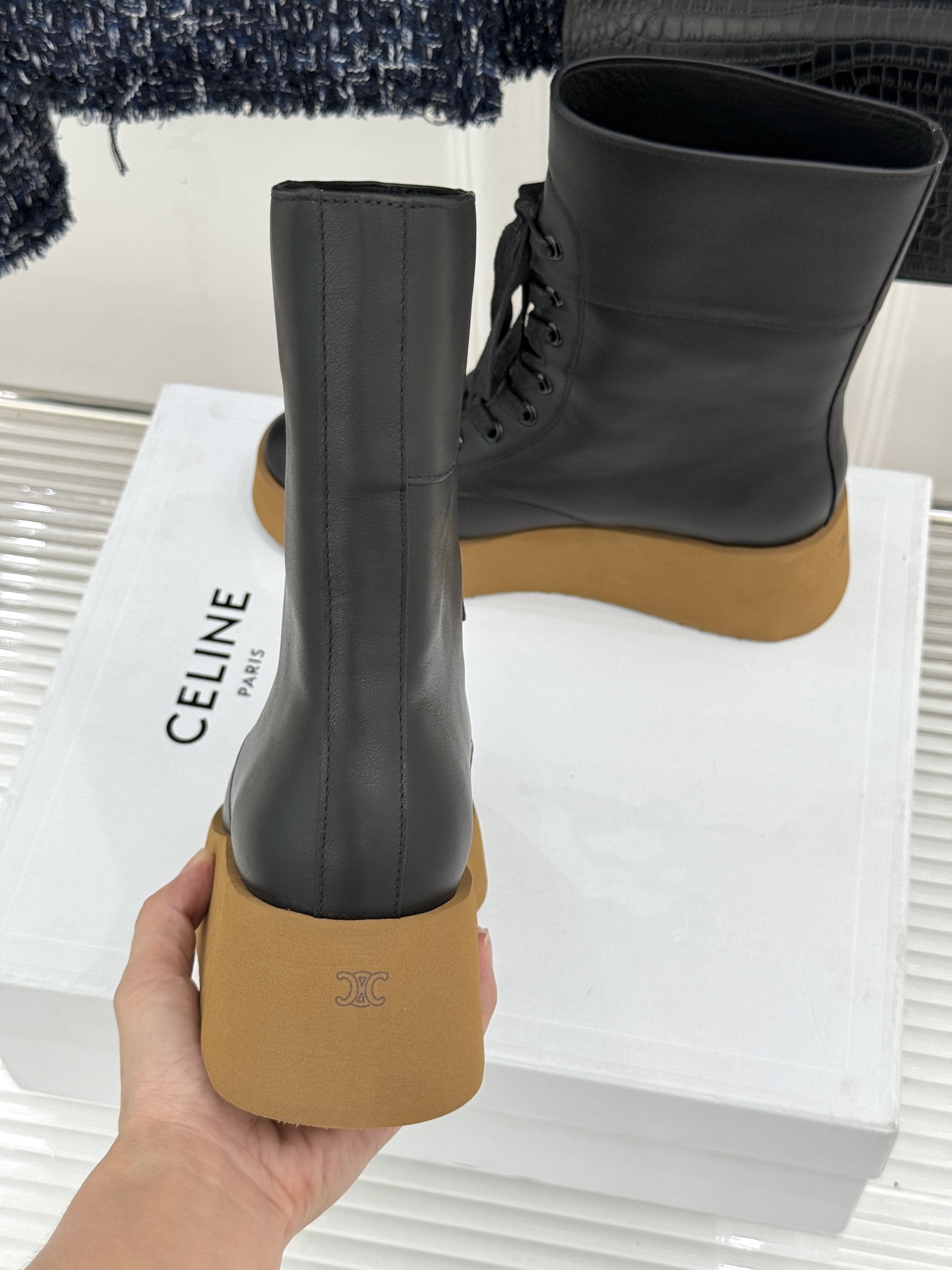 Celine /塞琳26WF新品 复古厚底马丁靴短靴 凯旋门暗纹锁着酷感 厚底悄悄拉长腿线 系带束出利落脚踝线条 橡胶齿