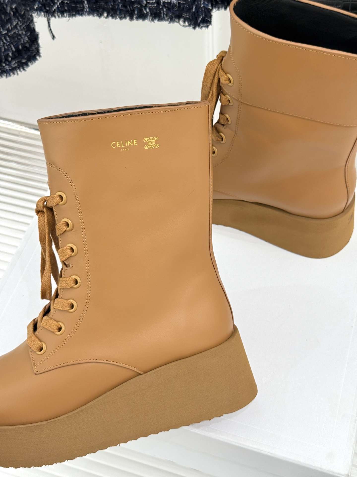Celine /塞琳26WF新品 复古厚底马丁靴短靴 凯旋门暗纹锁着酷感 厚底悄悄拉长腿线 系带束出利落脚踝线条 橡胶齿