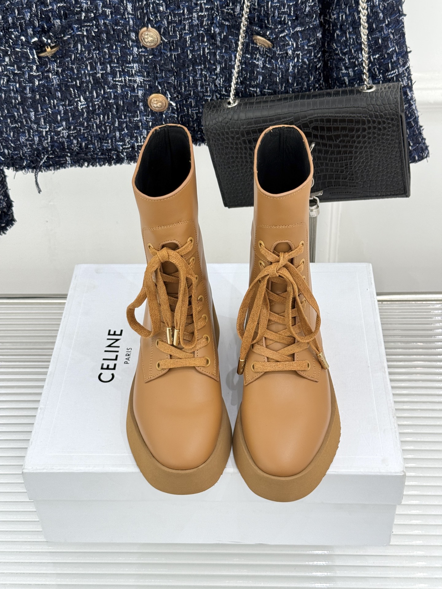 Celine /塞琳26WF新品 复古厚底马丁靴短靴 凯旋门暗纹锁着酷感 厚底悄悄拉长腿线 系带束出利落脚踝线条 橡胶齿