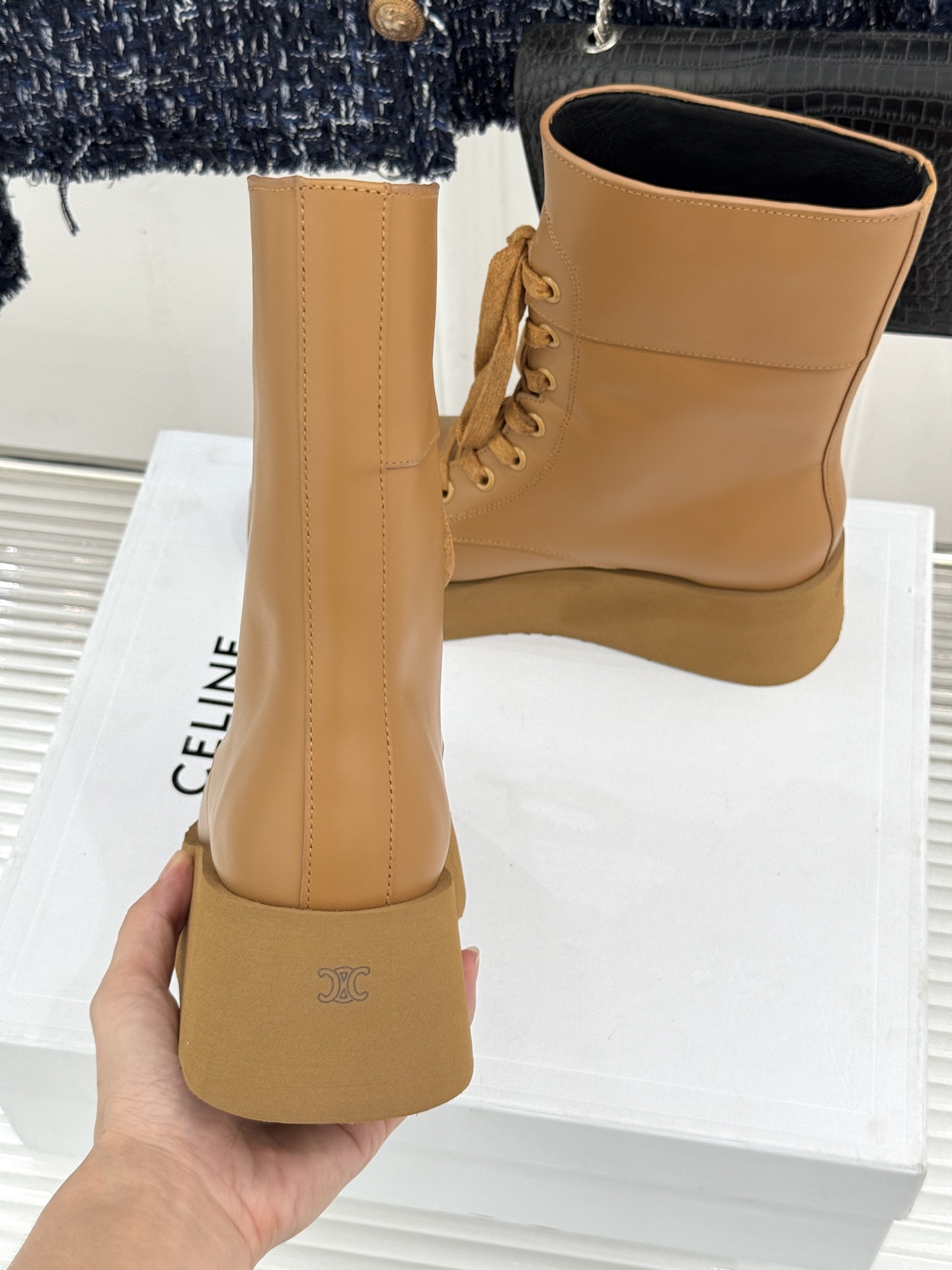 Celine /塞琳26WF新品 复古厚底马丁靴短靴 凯旋门暗纹锁着酷感 厚底悄悄拉长腿线 系带束出利落脚踝线条 橡胶齿