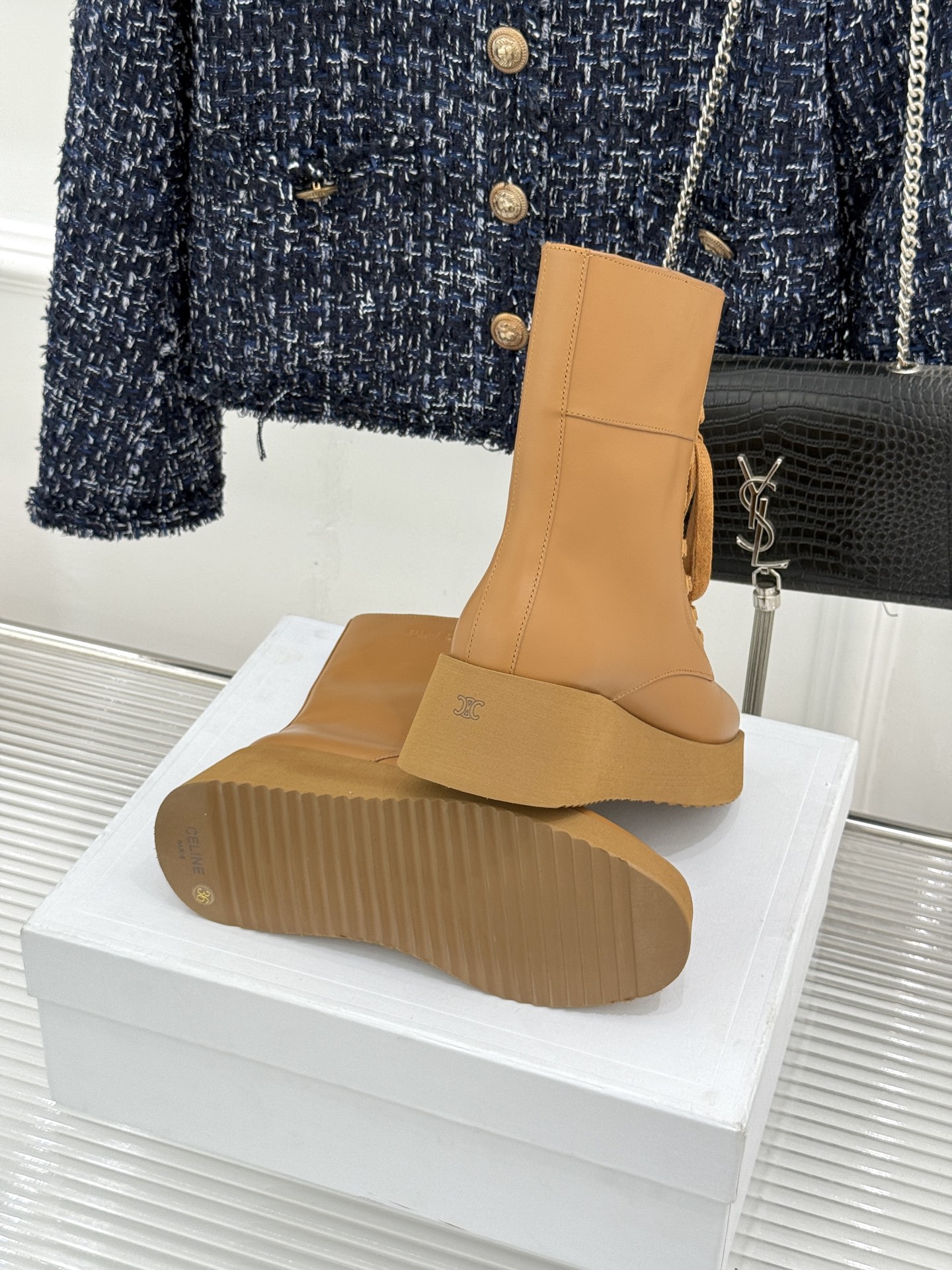 Celine /塞琳26WF新品 复古厚底马丁靴短靴 凯旋门暗纹锁着酷感 厚底悄悄拉长腿线 系带束出利落脚踝线条 橡胶齿