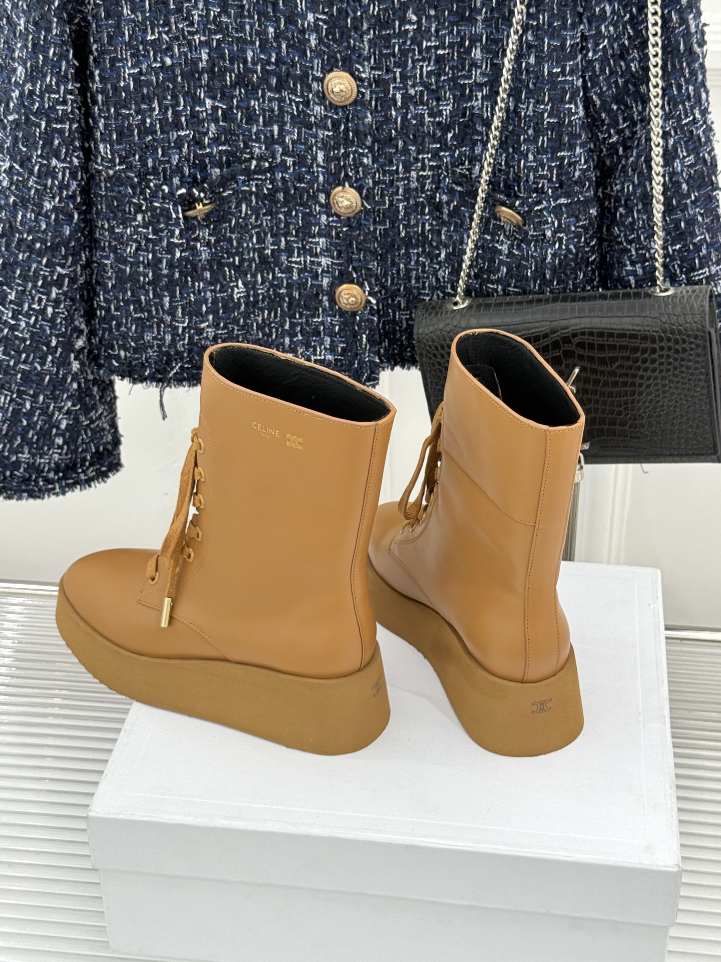 Celine /塞琳26WF新品 复古厚底马丁靴短靴 凯旋门暗纹锁着酷感 厚底悄悄拉长腿线 系带束出利落脚踝线条 橡胶齿