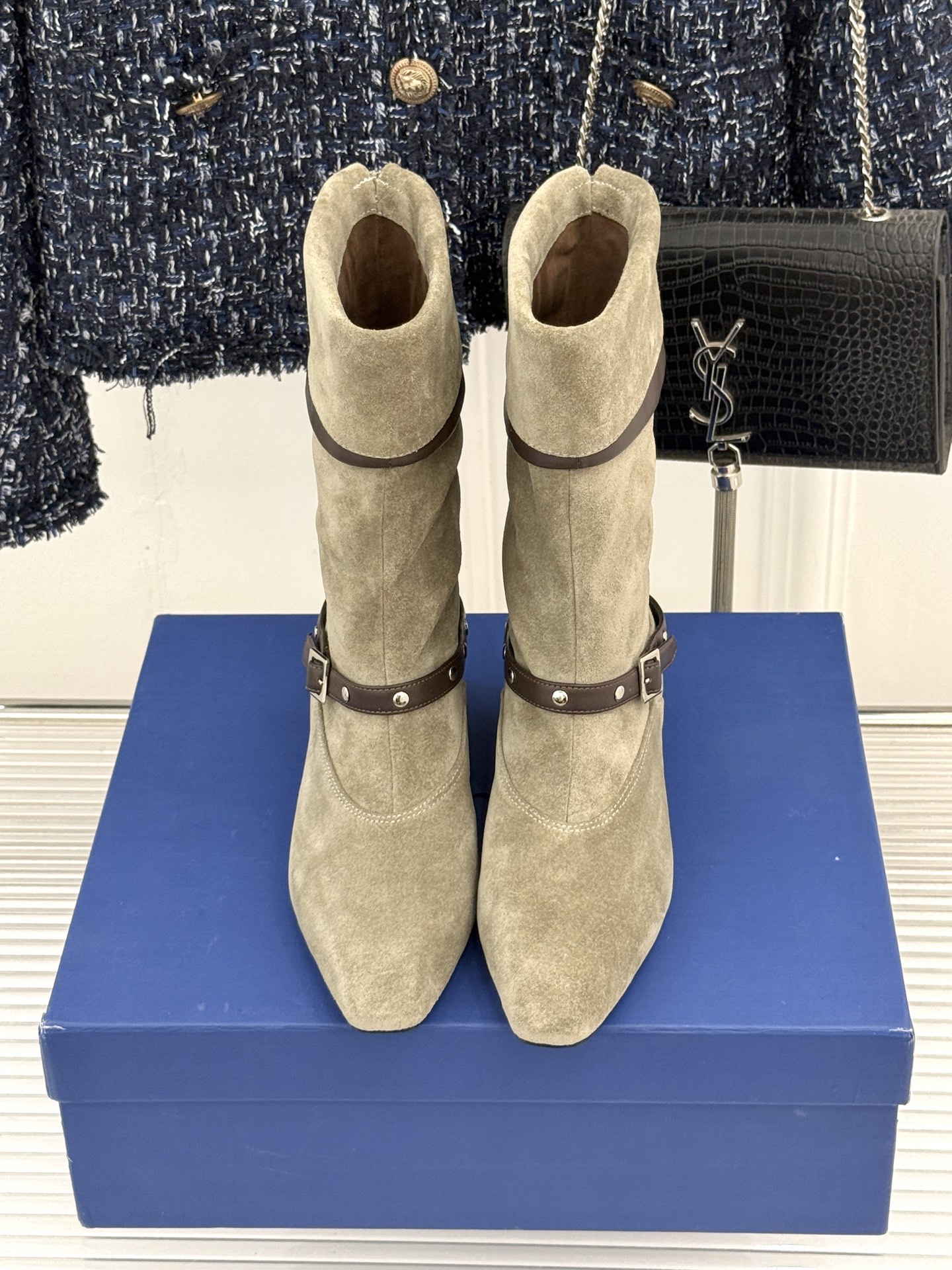 lostinecho26WF新品复古 皮带扣能增高短靴 复古皮带扣藏着巧思 隐形增高悄悄拉长腿线 头层牛皮带着复古肌理 