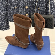 lostinecho26WF新品复古 皮带扣能增高短靴 复古皮带扣藏着巧思 隐形增高悄悄拉长腿线 头层牛皮带着复古肌理 lostinecho26WF新品复古 皮带扣能增高短靴 复古皮带扣藏着巧思 隐形增高悄悄拉长腿线 头层牛皮带着复古肌理