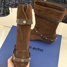 lostinecho26WF新品复古 皮带扣能增高短靴 复古皮带扣藏着巧思 隐形增高悄悄拉长腿线 头层牛皮带着复古肌理 lostinecho26WF新品复古 皮带扣能增高短靴 复古皮带扣藏着巧思 隐形增高悄悄拉长腿线 头层牛皮带着复古肌理