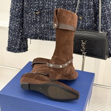 lostinecho26WF新品复古 皮带扣能增高短靴 复古皮带扣藏着巧思 隐形增高悄悄拉长腿线 头层牛皮带着复古肌理 lostinecho26WF新品复古 皮带扣能增高短靴 复古皮带扣藏着巧思 隐形增高悄悄拉长腿线 头层牛皮带着复古肌理