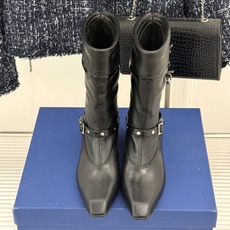 lostinecho26WF新品复古 皮带扣能增高短靴 复古皮带扣藏着巧思 隐形增高悄悄拉长腿线 头层牛皮带着复古肌理 lostinecho26WF新品复古 皮带扣能增高短靴 复古皮带扣藏着巧思 隐形增高悄悄拉长腿线 头层牛皮带着复古肌理